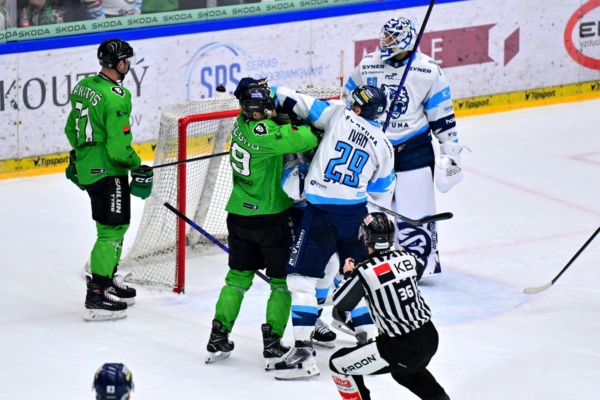 V derby nechybělo ani jiskření emocí na ledě, foto: www.hcbilitygri.cz